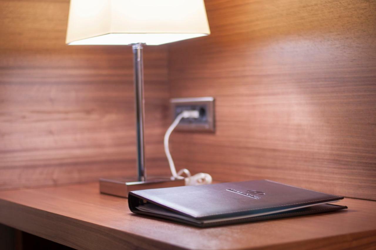 Margi Hotel Эдирне Экстерьер фото A lamp plugged into a wall socket